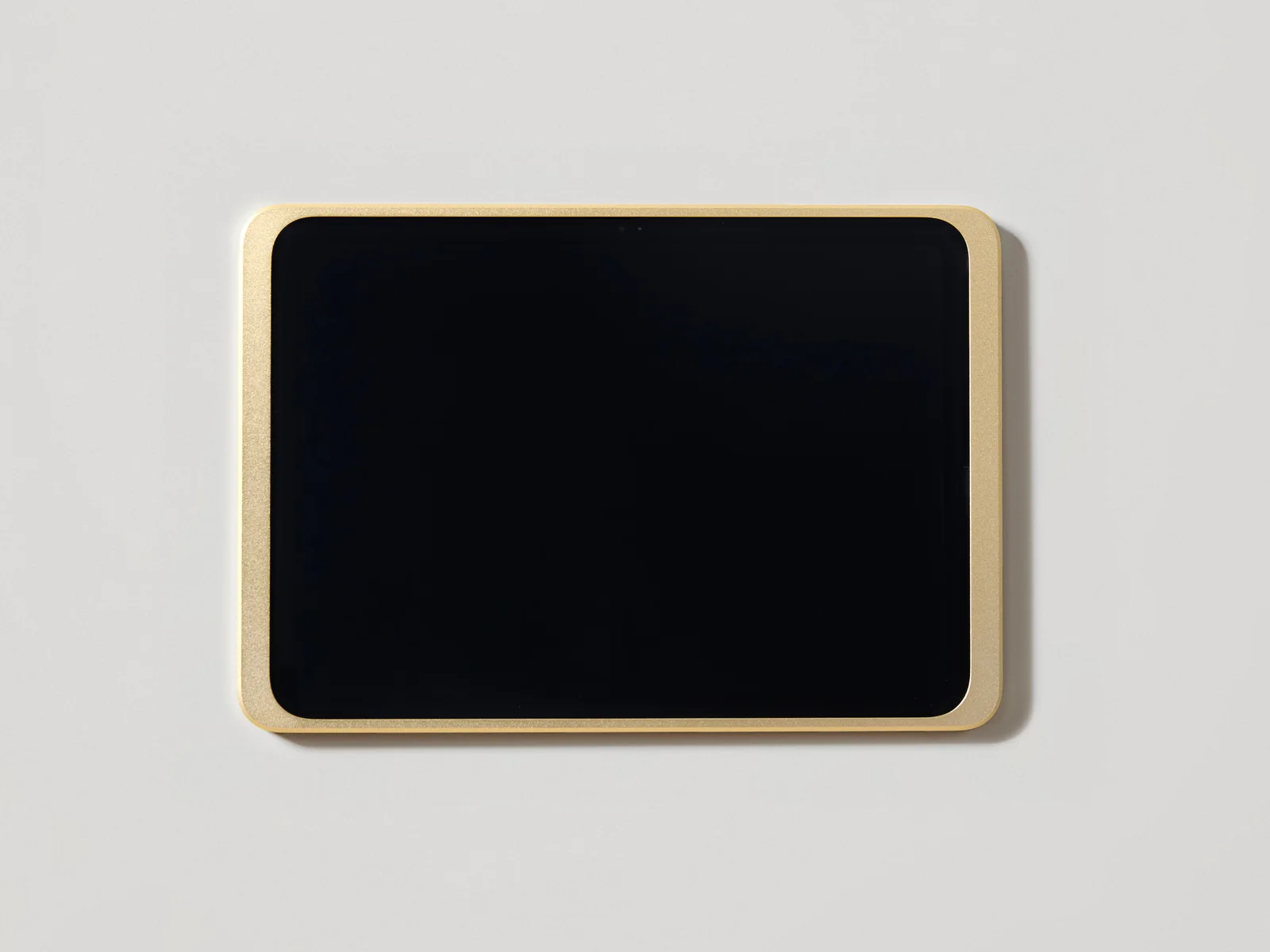 Displine Dame Wall 2.0 in gold anodised aluminium on a wall